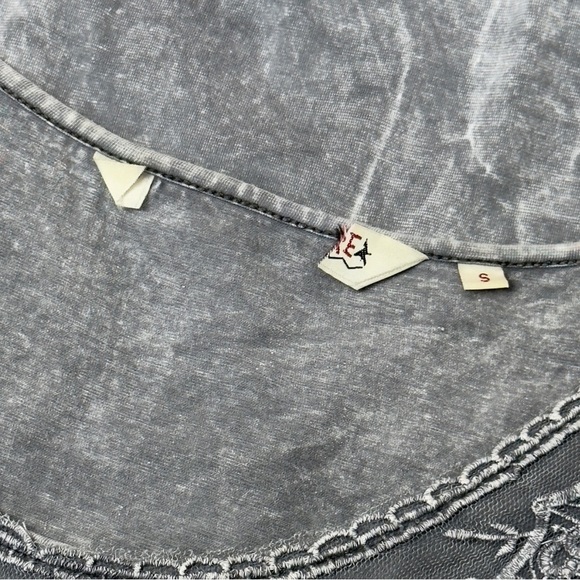 Feminine Gray Lace Embroidered Short Sleeve Scoop Neckline Tunic Top Small - Picture 9 of 14